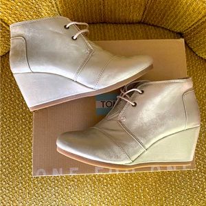 **NIB** Tom’s White Gold Metallic Desert Wedge, Women’s size 8